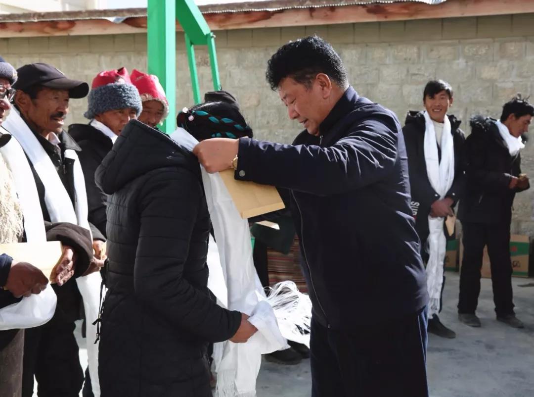 在续迈乡,普琼与被慰问对象一一握手,敬献哈达,并送上了慰问品,慰问金